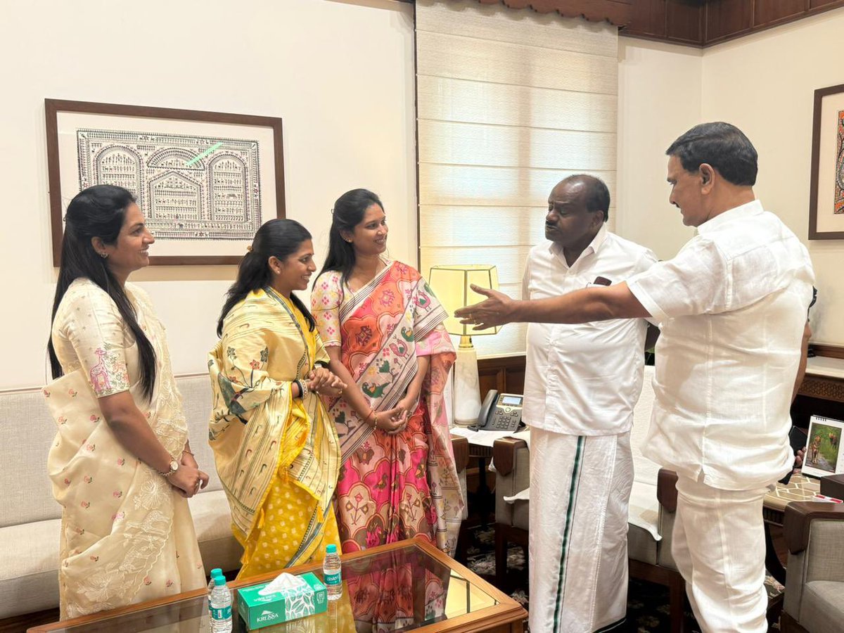 PodapatiTejaswi's tweet photo. మా పార్లమెంట్ పర్యటనలో భాగంగా మన గౌరవనీయ మంత్రివర్యులు  @BjpVarma గారితో ఈరోజు కేంద్ర మంత్రి గౌరవనీయ @hd_kumaraswamy గారిని కలవడం జరిగింది. చట్టసభల్లో మహిళలకు 33% రిజర్వేషన్ కల్పించే ‘నారీ శక్తి వందన్ అధినియం’ బిల్లు యొక్క ప్రాముఖ్యతను ఆయనతో చర్చించాము. https://t.co/OalYNX7uTJ