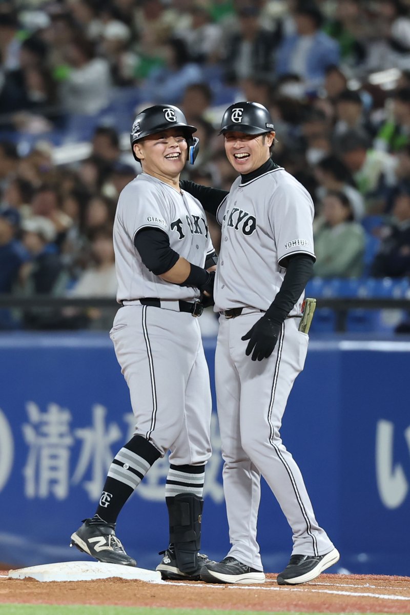 巨人 読売ジャイアンツ 亀井善行 4点セット 四回表】巨人 2-1 ヤクルト塁上の #山瀬慎之助 選手と #亀井善行 コーチ！