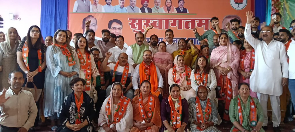 AshwaniSBJP's tweet photo. ਅੱਜ ਜ਼ਿਲ੍ਹਾ ਪਠਾਨਕੋਟ ਦੇ ਮੰਡਲ ਤਾਰਾਗੜ੍ਹ ਵਿਖੇ ਸ਼੍ਰੀ ਮੋਹਨ ਲਾਲ ਸਮਿਆਲ ਜੀ ਸਮੇਤ 30 ਪਰਿਵਾਰਾਂ ਨੂੰ ਭਾਜਪਾ ਵਿੱਚ ਸ਼ਾਮਲ ਕਰਵਾਇਆ।

ਇਸ ਮੌਕੇ ਕਿਹਾ ਕਿ ਜਿਸ ਤਰ੍ਹਾਂ ਭਾਜਪਾ ਦਾ ਗ੍ਰਾਫ਼ ਲਗਾਤਾਰ ਵੱਧ ਰਿਹਾ ਹੈ ਅਤੇ ਲੋਕ ਵੱਡੀ ਗਿਣਤੀ ਵਿੱਚ ਪਾਰਟੀ ਨਾਲ ਜੁੜ ਰਹੇ ਹਨ, ਉਸ ਤੋਂ ਸਪੱਸ਼ਟ ਹੈ ਕਿ 2027 ਵਿੱਚ ਪੰਜਾਬ ਵਿੱਚ ਭਾਜਪਾ ਦੀ ਸਰਕਾਰ ਬਣਨੀ ਨਿਸ਼ਚਿਤ ਹੈ।

ਇਸ ਮੌਕੇ ਜ਼ਿਲ੍ਹਾ ਪ੍ਰਧਾਨ ਸ਼੍ਰੀ ਸੁਰੇਸ਼ ਸ਼ਰਮਾ ਜੀ, ਸਾਬਕਾ ਵਿਧਾਇਕ ਸ਼੍ਰੀਮਤੀ ਸੀਮਾ ਦੇਵੀ ਜੀ, ਜ਼ਿਲ੍ਹਾ ਅਹੁਦੇਦਾਰਾਂ ਅਤੇ ਮੰਡਲ ਪ੍ਰਧਾਨਾਂ ਦੀ ਹਾਜ਼ਰੀ ਵੀ ਰਹੀ।