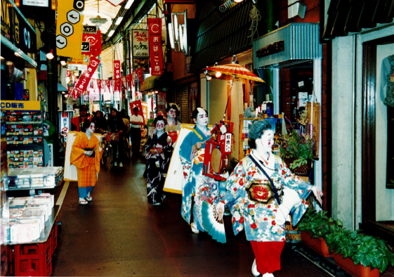 ＼ちょっと昔の石橋商店街！／

皆さんが知っている光景はありますか？
懐かしい～！
