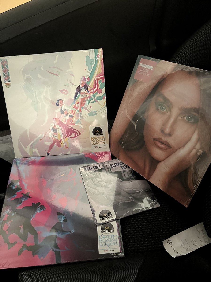 Merci à <a href="/VINYLCORDALERTS/">VINYLCORD ALERT$</a> pour toutes les infos sur le #RSD ! 
Ça m’a coûté un bras mais bon, je sais maintenant qu’il faut que je change de disquaire 🤗