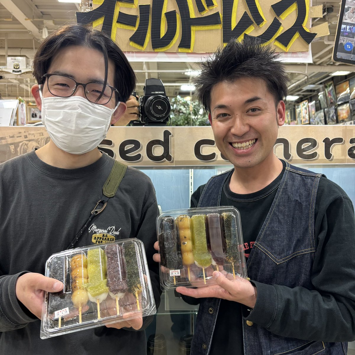 YouTube配信でリスナー様から団子の差し入れいただきました🍡

いつもありがとうございます🤗

みんなで美味しくいただきました🙏✨

これからも楽しんでもらえる配信していきます📷🔥

後ろに何かカメラが、、、📷