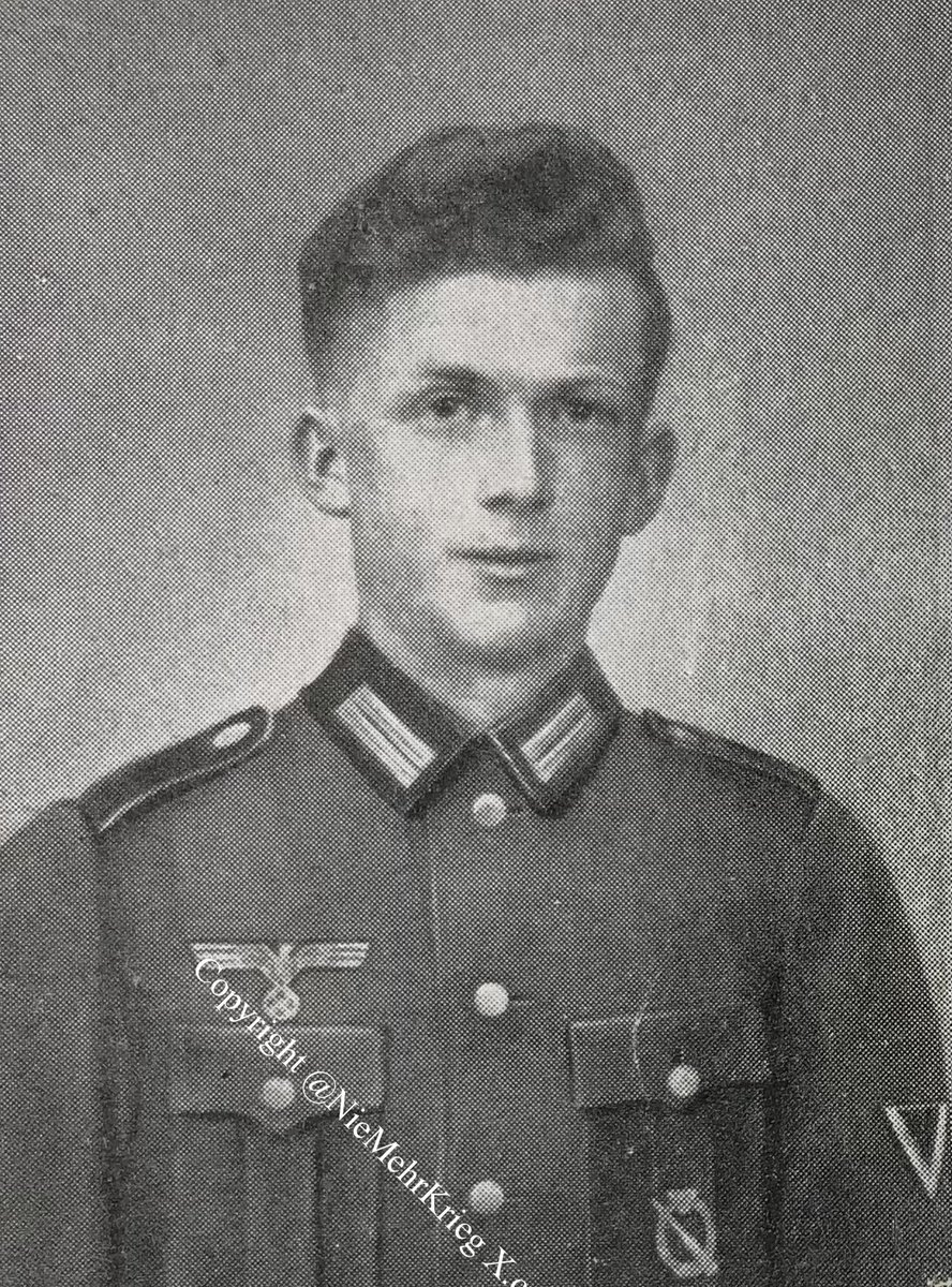 „Früh mußt ich von dieser Erde scheiden,
Ihr Lieben alle, lebet wohl.
Nach kurzem, überstandenem Leiden
Ist mir nun ewig, ewig wohl.“

Hans Baumann stammte von einem Bauernhof im niederbayerischen Hörabach. Er fiel am 18. April 1943 an der Ostfront.

Hans Baumann war 19 Jahre