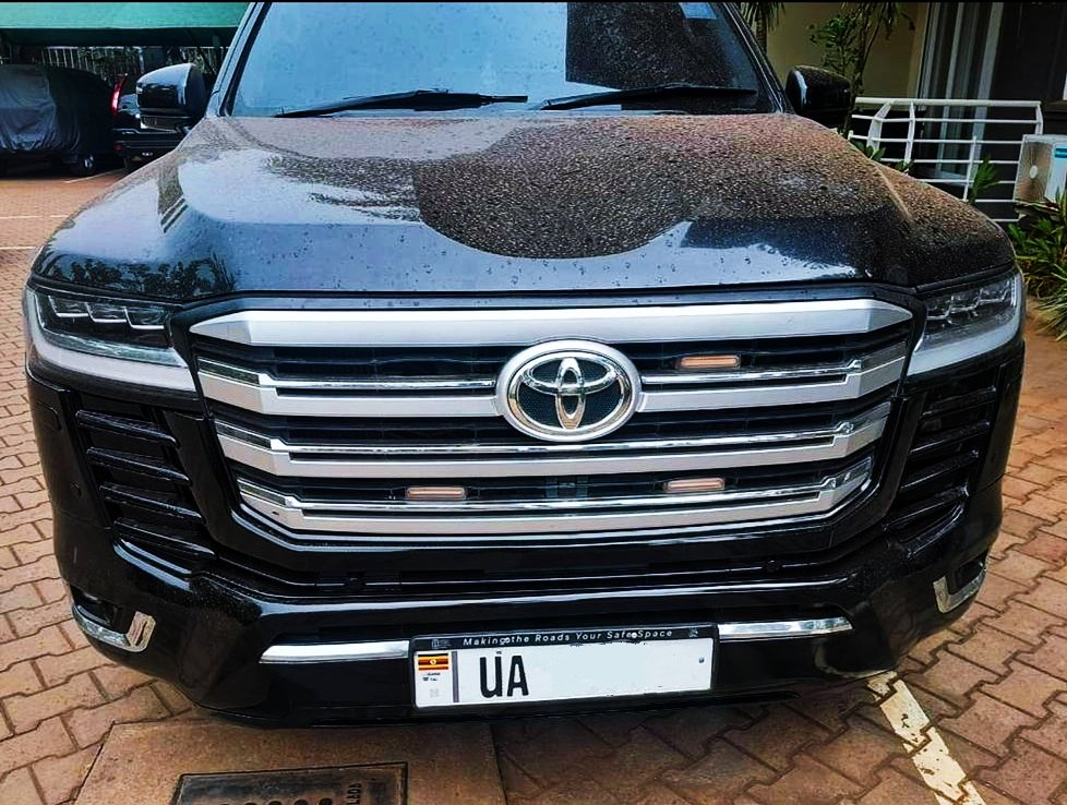 DriveNowUg's tweet image. 🪙#GOLDEN_DEAL🪙
Was your dream to own a Toyota Land Cruiser 300 series VX.R, now it's available at a giveaway price.
Below it's a personal car and the owner wants #Ugx135m, save as you schedule now for inspection.

#Note: Owner wants full payment and prefers buyers NOT BROKERS.