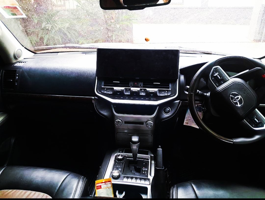 DriveNowUg's tweet image. 🪙#GOLDEN_DEAL🪙
Was your dream to own a Toyota Land Cruiser 300 series VX.R, now it's available at a giveaway price.
Below it's a personal car and the owner wants #Ugx135m, save as you schedule now for inspection.

#Note: Owner wants full payment and prefers buyers NOT BROKERS.