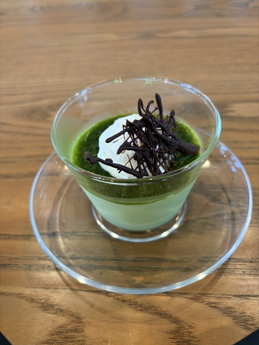 npocrayonbox's tweet photo. ■2026年4月18日（土）デザート
春本番から初夏のような天気
庭の白いつるバラが可愛らしく咲く
いつもより早めかな
デザート「抹茶ムースゼリー」300円
ふわっとやわらかなムースのゼリー
抹茶色と飾りのチョコも素敵でいい感じ
ホットコーヒーと美味しく頂く
https://t.co/YRwpGo8LEN https://t.co/iwQgnHmdcR