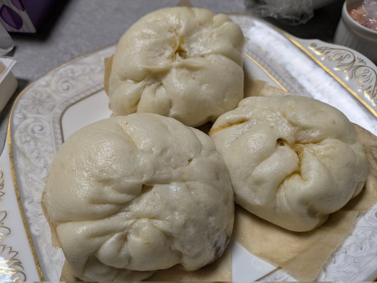 Ichida7N's tweet photo. 身体がヘトヘト。
今日は何もせずに過ごす。
おもむろに
「肉まん作るかな」
と思い作りした。
形は悪いけど美味しくできました。 https://t.co/CSqkI5BDnZ