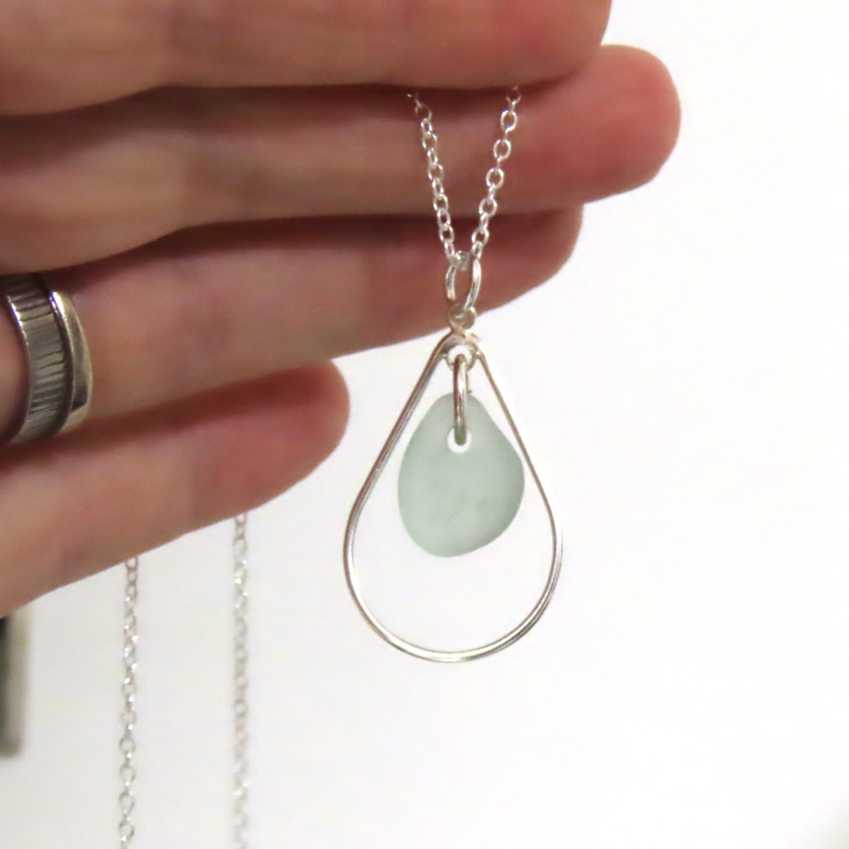 TheStrandline's tweet image. Teardrop Necklace Sea Glass and Silver Necklace SOLANA thestrandline.co.uk/ourshop/prod_8… via @TheStrandline 

#MHHSBD #UKGiftAM #seaglassjewellery #Northumberland