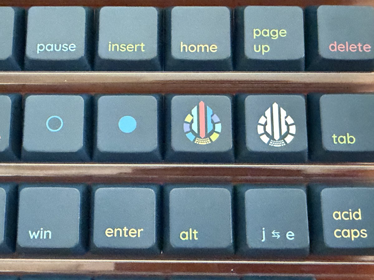 Acid Caps LowProfile新色①
solarized dark
青みがかかったグレーベースとベージュのレジェンドのキーキャップです。
モデファイアは様々な色でシックながらカラフルに仕上げています。