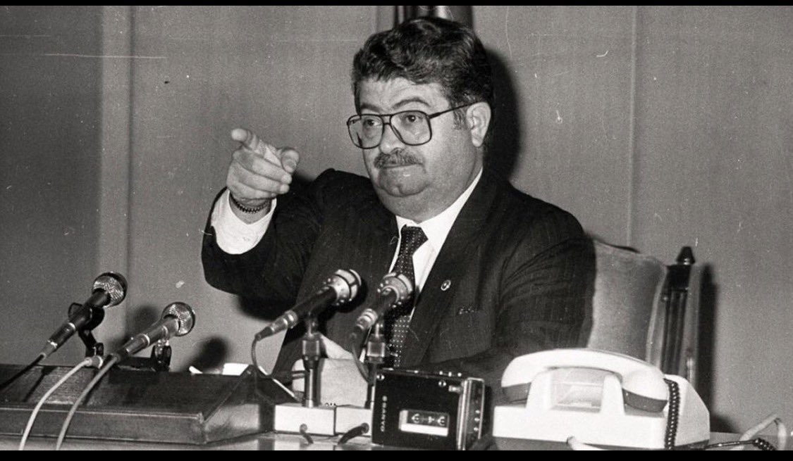 Selamünaleyküm,

1974 yılında çıkan afla Osmanlı hanedanının erkek üyelerine yurda giriş izni verildi; ancak bu girişler yalnızca turist statüsünde mümkün oldu. Ben de 1974’te Türkiye’de ortaokul eğitimime başladım. 1977 yılında ailem temelli olarak Türkiye’ye geldi ve o yıl