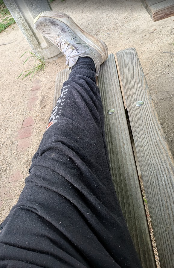 rfuruya1's tweet photo. ストレッチ
★　ストレッチを始めたのは７０歳のころだからもう２０年以上続いている。
その当時は、やっと現役卒業の時代で、足腰が悪くてずっと整形外科に通っていた。
そこの先生に「時間ができたのだから、ストレッチをしたら・・・」と言われて始めた「ストレッチ」である。

おかげで柔軟性は非常によくなって、７７歳の時に受けた体力測定で「柔軟性＝２０歳」と出たのである。器械による判定で柔軟性は非常にいいから、筋力を付けたらとあったので、始めた「朝の散歩」なのである。

朝の散歩は６０００歩・４ｋｍ・１時間だが、その間休憩する東屋で「ストレッチ」をやっている。これは足を延ばしたところだが、結構大きく開脚できる。
こんな靴のまじかにカメラを持ってきて撮った写真である。
こんな休憩所がいくつもあるので、そこで休みながら「ストレッチ」をやっている。おかげさまで、体は今が一番柔らかいし、背筋も確り伸びている。
今９３歳だが、朝の散歩が続いている限り「ストレッチ」も続くことになる。
「継続は力」というから頑張ってみたい。