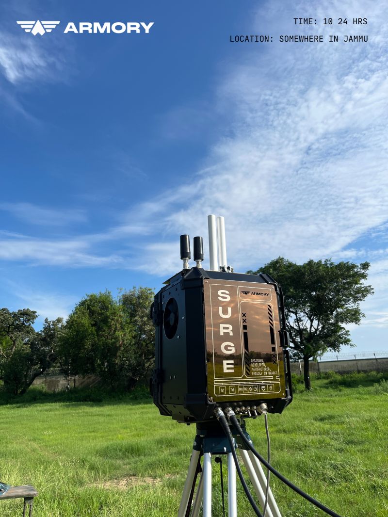 iamvarunguru's tweet image. This boring looking device can detect and take down enemy drones in mid air.

It was built right here in India by this Indian startup @ArmoryShield - with a team of just 11 people.

They did it in under 200 days.

And they've already secured a Rs 200 Cr contract for 40 of their