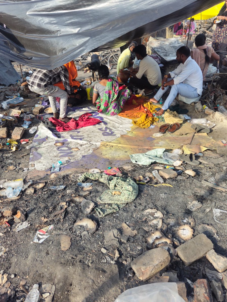 Arshi7Khan's tweet image. #Govt need to take cognizance of the situation on the ground. They can arrange for drinking water facilities, washrooms,cleanliness and also provide monetary help to each family.
That's how I think the needs can be met in a better way. As things are quite chaotic on the ground.