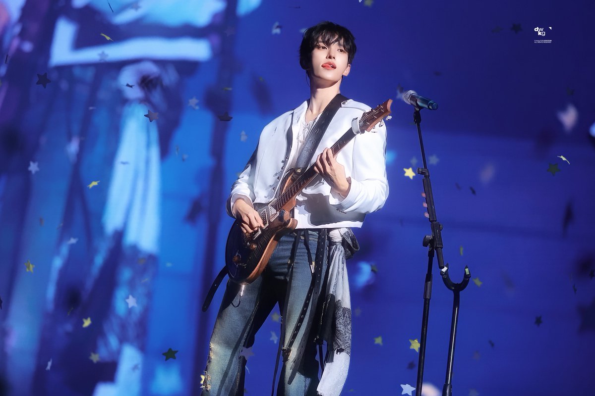 dwkg0218's tweet photo. 260418 DxS on stage

#도겸 #이석민 
#ドギョム #DOKYEOM 
#세븐틴 #SEVENTEEN https://t.co/HXY6l8vaU6