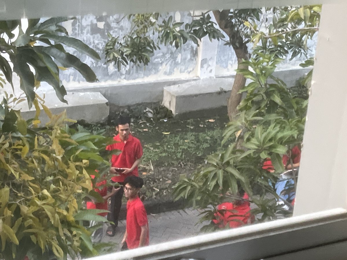 fess10nopember's tweet photo. ini ada apasih rek di sebelah asrama blok M?? dari pagi loh mana berisik lagi https://t.co/dDWPbMdyld