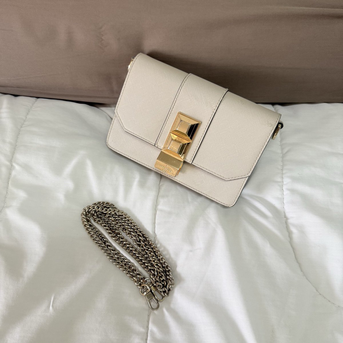 littlecloudnin1's tweet photo. ✨👜 a treasure box : Flat layer สี Ivory👜✨
📦มีกระเป๋ากับสายโซ่แท้ *ไม่มีสายหนัง
🏷ส่งต่อ : 1390 รวมส่ง
🧤used ตำหนิหนักรอยถลอกตามภาพ รอยลิป ยาแนวและตัวกระเป๋ายังใหม่ สายโซ่เฟด
#atreasurebox #atreasureboxbag #ส่งต่อatreasurebox #atreasureboxส่งต่อ #ส่งต่อกระเป๋ามือ2 #ส่งต่อatb https://t.co/5F7p7t7X7c
