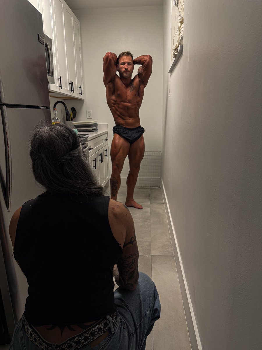 Morning twitter… #fit <a href="/muscles2016/">Luciana Esquilin</a> #teamglu