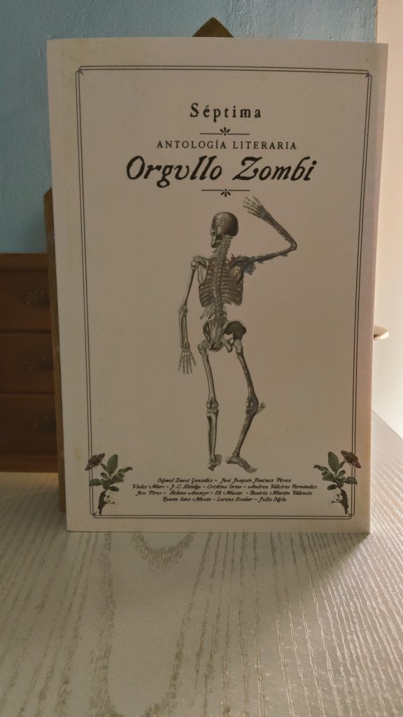 Lorenaedcl's tweet photo. Lo que me acaba de llegar 🥹🥹
Qué maravilla de maquetación, de autoras y autores, qué proyecto (ya longevo, pero en plena forma) más maravilloso y qué gozada formar parte de él, junto a mi compañero de letras @RomanSanzMouta 
Haceos con esta antología, merece mucho la pena. https://t.co/5kYm8Czkx6