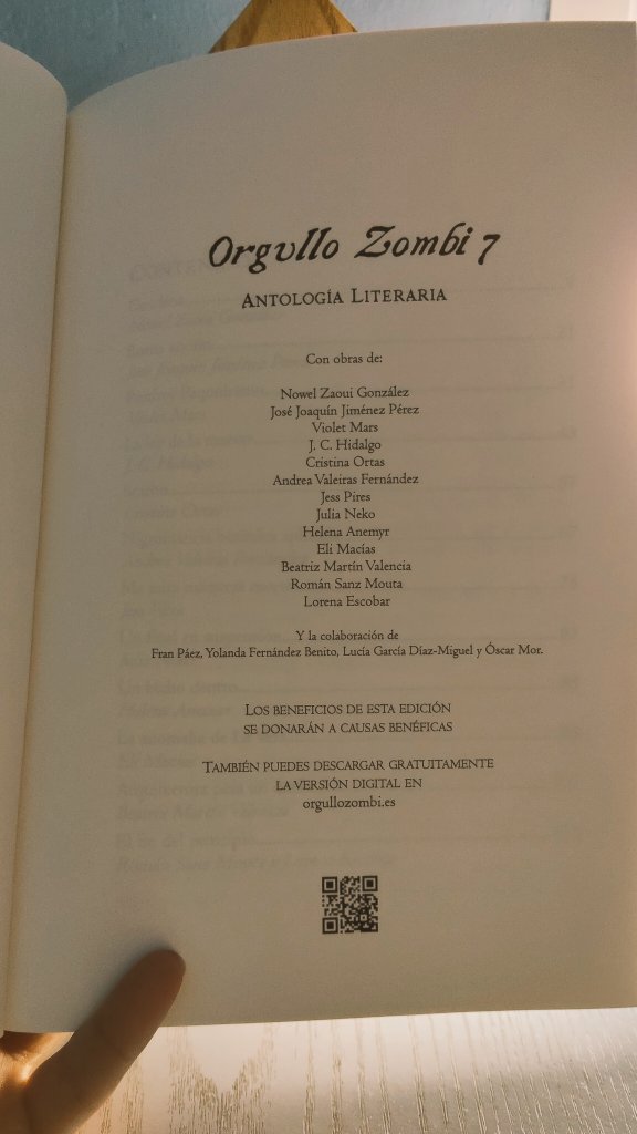 Lorenaedcl's tweet photo. Lo que me acaba de llegar 🥹🥹
Qué maravilla de maquetación, de autoras y autores, qué proyecto (ya longevo, pero en plena forma) más maravilloso y qué gozada formar parte de él, junto a mi compañero de letras @RomanSanzMouta 
Haceos con esta antología, merece mucho la pena. https://t.co/5kYm8Czkx6