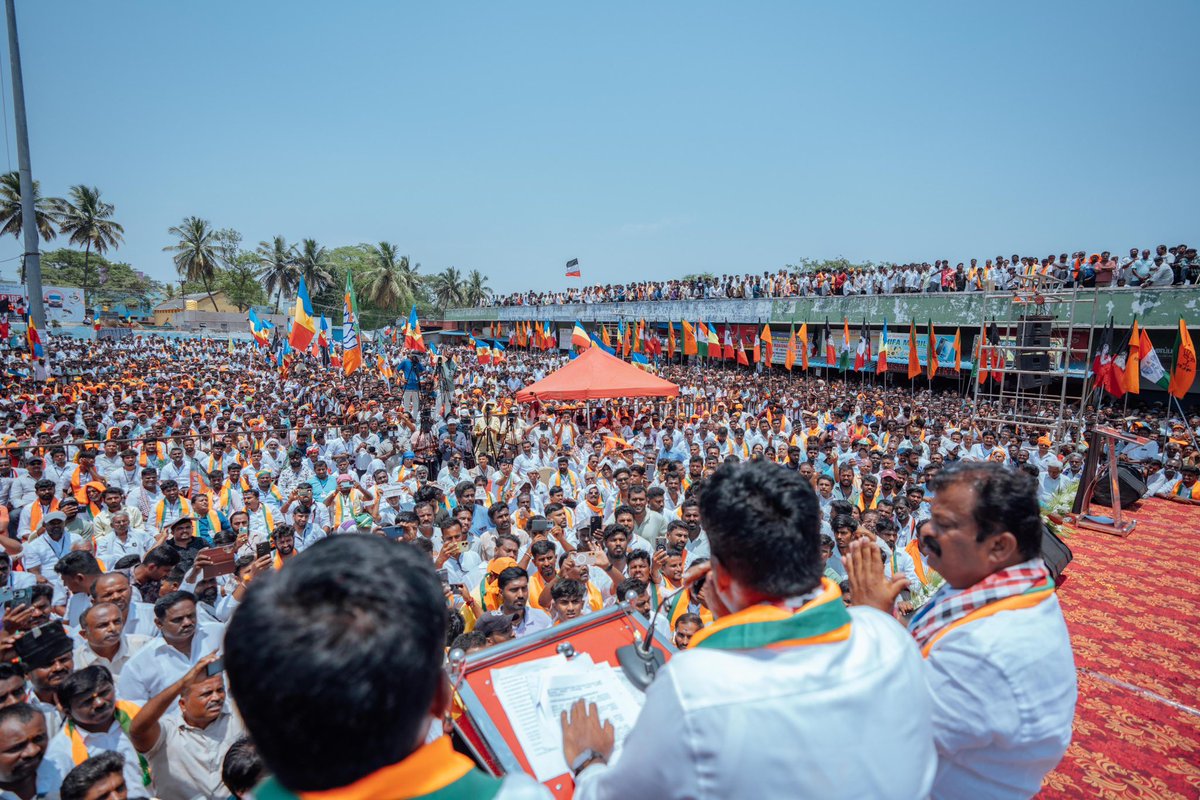 annamalai_k's tweet photo. தமிழகமே அரசியல் மாற்றத்தை எதிர்பார்த்து காத்திருக்கும் தளி சட்டமன்ற தொகுதியில் போட்டியிடும் நமது பாஜக  வெற்றி வேட்பாளர் திரு.நாகேஷ்குமார் அவர்கள் மற்றும் ஓசூர் சட்டமன்ற தொகுதியில் போட்டியிடும் நமது அதிமுக வெற்றி வேட்பாளர் திரு.பாலகிருஷ்ணா ரெட்டி அவர்கள் ஆகியோரை ஆதரித்து நடைபெற்ற பிரச்சார கூட்டத்தில் பங்கேற்று உரையாற்றினேன். 

தளி சட்டமன்ற தொகுதியில் ரவுடி தொல்லைகளை விட, தற்போதைய கம்யூனிஸ்ட் எம்.எல்.ஏ திரு. ராமச்சந்திரனின் தொல்லை தான் அதிகமாக இருக்கிறது. அவர் மீது இரண்டு கொலை வழக்குகள், நான்கு கொலைமுயற்சி வழக்குகள் உள்ள நிலையில் அவரை தனது கூட்டணி வேட்பாளராக நிறுத்தியிருக்கும் திரு. @mkstalin அவர்கள் வெட்கப்பட வேண்டும். இதுமட்டுமின்றி, ரூ.100 கோடி கிரானைட் கொள்ளை வழக்கு இவர் மீது உள்ளது. 1996 ஆம் ஆண்டு N.C.ராமன் மற்றும் அவரது சகோதரர் கொலை செய்யப்பட்ட வழக்கில் முக்கிய குற்றவாளியாக இருந்தவர் திரு.ராமச்சந்திரன். இப்படிப்பட்ட கொலைகார குற்றவாளியை வேட்பாளராக நிறுத்தியிருக்கும் திமுக கூட்டணி படுதோல்வி அடையப்போவது உறுதி. 

தமிழக நலனிற்கு எதிராக ஐந்தாண்டு கால ஆட்சியை நடத்தி  முடித்திருக்கும் திமுகவை எதிர்த்து தமிழக மக்கள் வரவுள்ள தேர்தலில் வாக்களிப்பார்கள். இளைஞர்களுக்கு வேலைவாய்ப்பு வழங்காத, சட்டம் ஒழுங்கை பாதுகாக்காத, பெண்கள் பாதுகாப்பை உறுதிசெய்யாத கையாலாகாத ஆட்சியை நாம் விரட்டியடிக்க வேண்டியது காலத்தின் கட்டாயம்.

எனவே, வரும் 23 ஆம் தேதி நடைபெறும் தேர்தலில், தேசிய ஜனநாயகக் கூட்டணி சார்பில் தளி தொகுதியில் போட்டியிடும் நமது  பாஜக  வேட்பாளர் திரு.நாகேஷ்குமார் அவர்களுக்கு தாமரை சின்னத்திலும், ஓசூர் தொகுதியில் போட்டியிடும் நமது அதிமுக வேட்பாளர் திரு.பாலகிருஷ்ணா ரெட்டி அவர்களுக்கு இரட்டை இலை சின்னத்திலும் வாக்களித்து பெருவாரியான வாக்குகள் வித்தியாசத்தில் வெற்றி பெற செய்ய வேண்டும். தளியின் வளர்ச்சிக்கு, மலரட்டும் தாமரை! தமிழகத்தின் வளர்ச்சிக்கு, வெல்லட்டும் தேசிய ஜனநாயகக் கூட்டணி! (1/2)