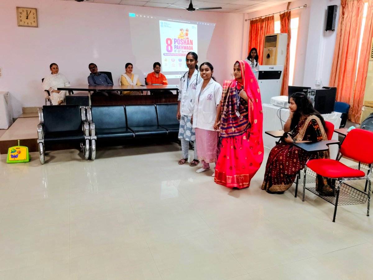 blwvaranasi's tweet image. बरेका केंद्रीय चिकित्सालय में मातृ व शिशु पोषण पखवाड़ा (09 से 23 अप्रैल 2026) के अवसर पर स्वास्थ्य जागरूकता कार्यक्रम का आयोजन किया गया जिसमें नुक्कड़ नाटक के माध्यम से भी मातृ एवं शिशु पोषण की उपयोगिता पर प्रभावी संदेश दिया गया। #BLW #PoshanPakhwada #HealthAwareness