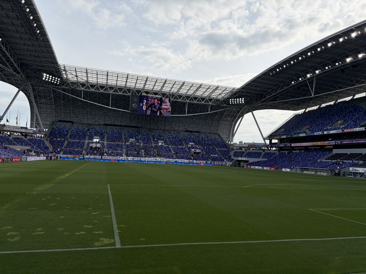 2022VERTEX's tweet photo. 【アウェイ広島】
ここ数試合とは違った粘り強さ。
試合後には選手たちを鼓舞する声。

きつい時こそ我々サポーターが、チームを信じて応援することが最大の後押しだと感じます。

歓喜のシーンをまた味わうために、最大限の後押しで選手を鼓舞していきましょう💪💪💪

#vvaren https://t.co/rgSsohONac