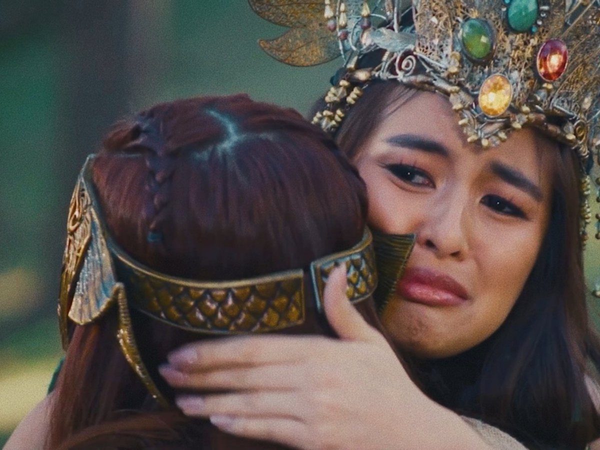 Nayeia_'s tweet photo. Omo, Alena comforting her baby, her unica hija. She really think she’s a disappointment.

My most re-watch emotional scene so far. https://t.co/BUWmWr5ZwY