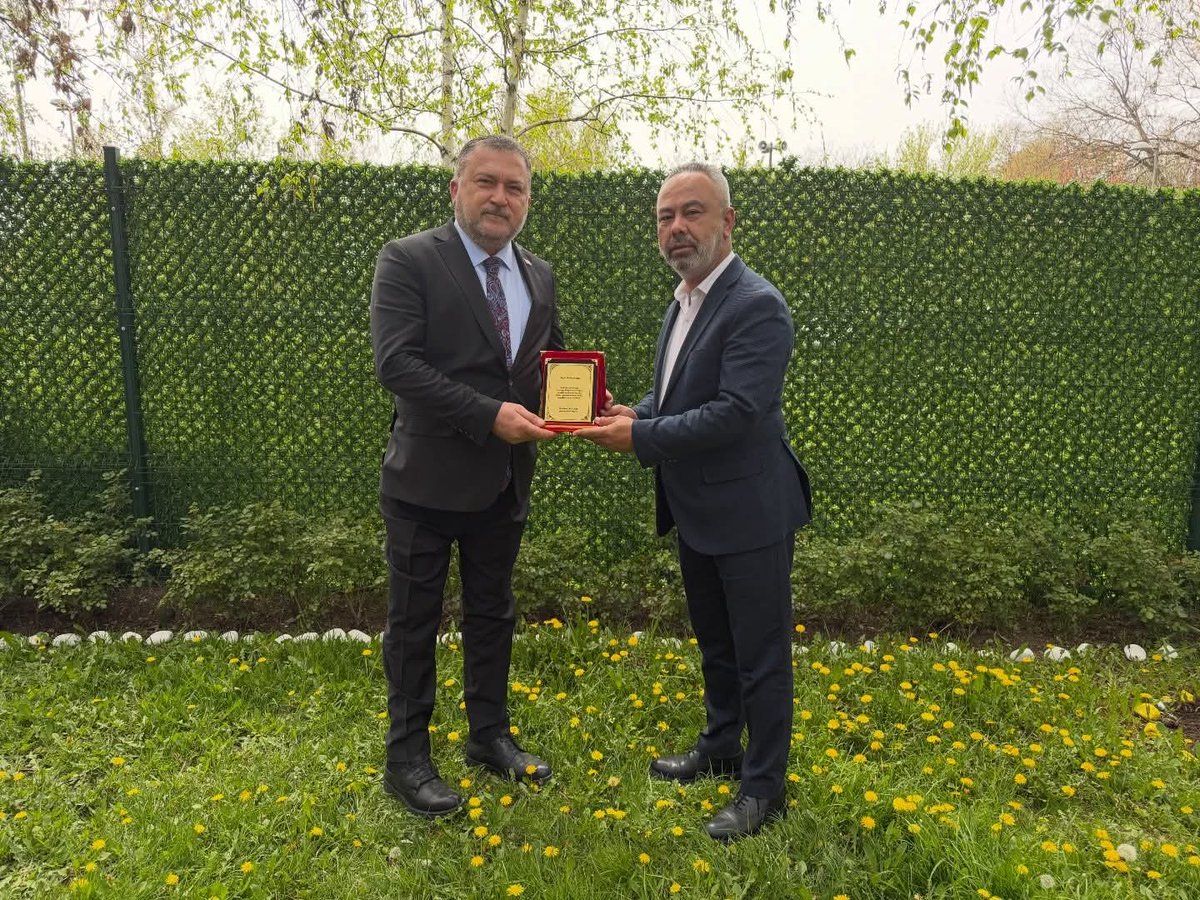 AnkaraCemevi's tweet photo. Tüm Alevi Bektaşi Derneği Ankara Cemevi olarak,
Ankara Büyükşehir Belediyesi Engelli ve Yaşlı Hizmetleri Daire Başkanı Sn. Mesut Halıcı’yı ziyaret ettik. 

Nazik kabulleri ve göstermiş oldukları ilgi ve alakaları için kendilerine teşekkür ederiz.
@drokayerozgun @mesuthlc https://t.co/4jUhNud4rs