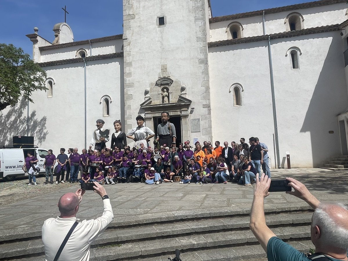 albertrequenal's tweet image. El gegants de #Salt, en Roc i l’Afra celebren 30 anys amb actes durant tot el cap de setmana. Aquest matí els han rebatejat!