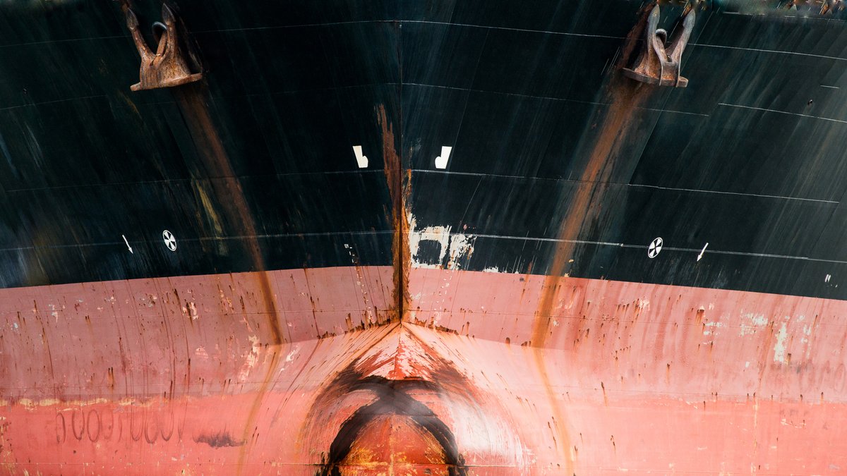 Ship bows of ships moored in port love to make photographs of them.

#scheepskijker_havenfotografie #portphotography #hafenbilder #shipsinport #schiffebild #shipsphoto #havenfotografie #werkaandemuur #artheroes