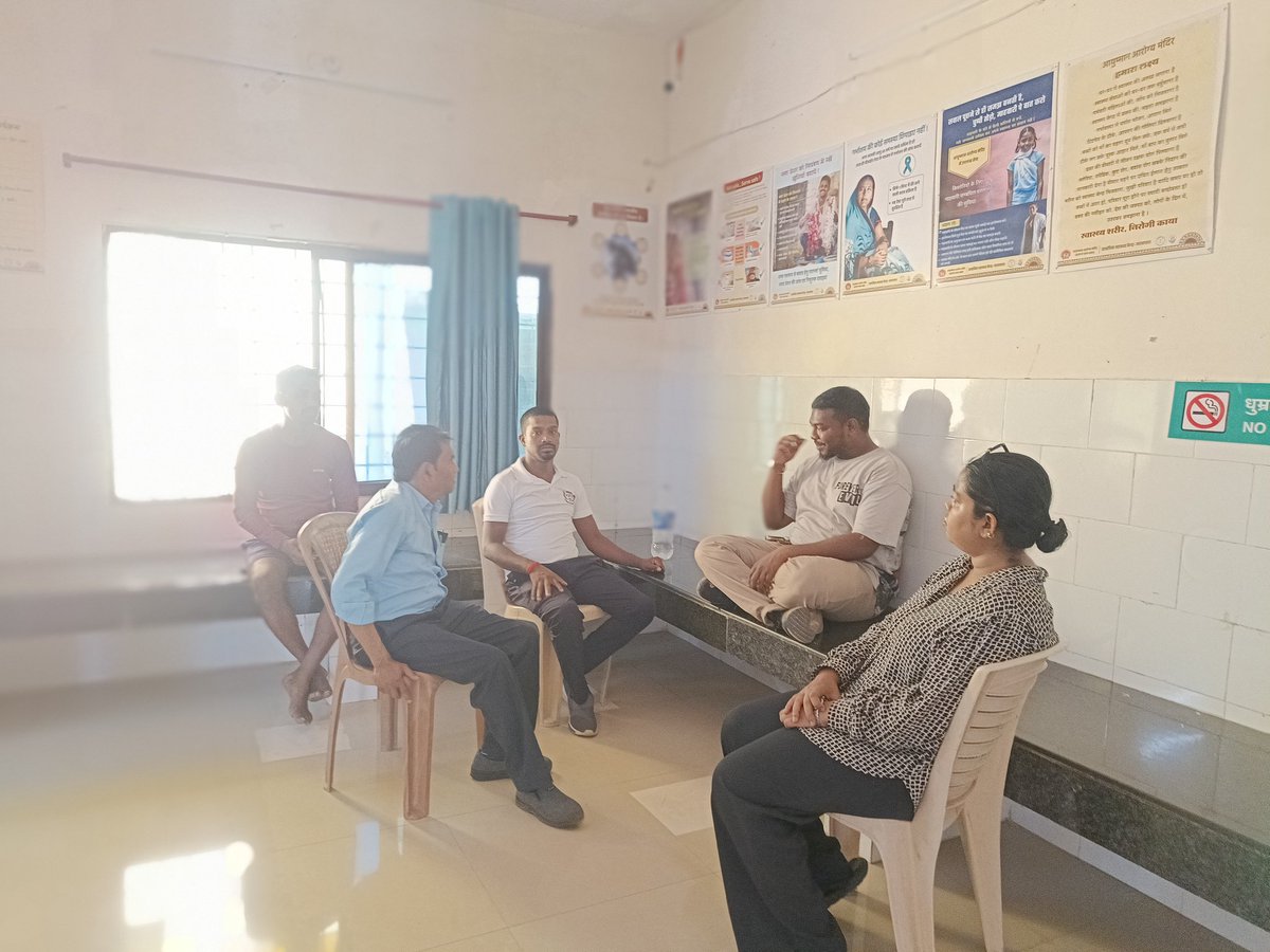 PawanKarma18's tweet photo. फरसपाल प्राथमिक स्वास्थ्य केंद्र में स्टॉप मन से चर्चा करते हुए एवं दवाई उपलब्ध पेशेंट को कोई दिक्कत नहीं होना चाहिए 24 घंटा कर्मचारी उपस्थित रहना चाहिए ताकि इमरजेंसी में परेशानी ना हो एवं एंबुलेंस गाड़ी का भी सुविधा किया गया है 
 आपका जनपद सदस्य पवन कुमार कर्मा https://t.co/iKNdUFitae