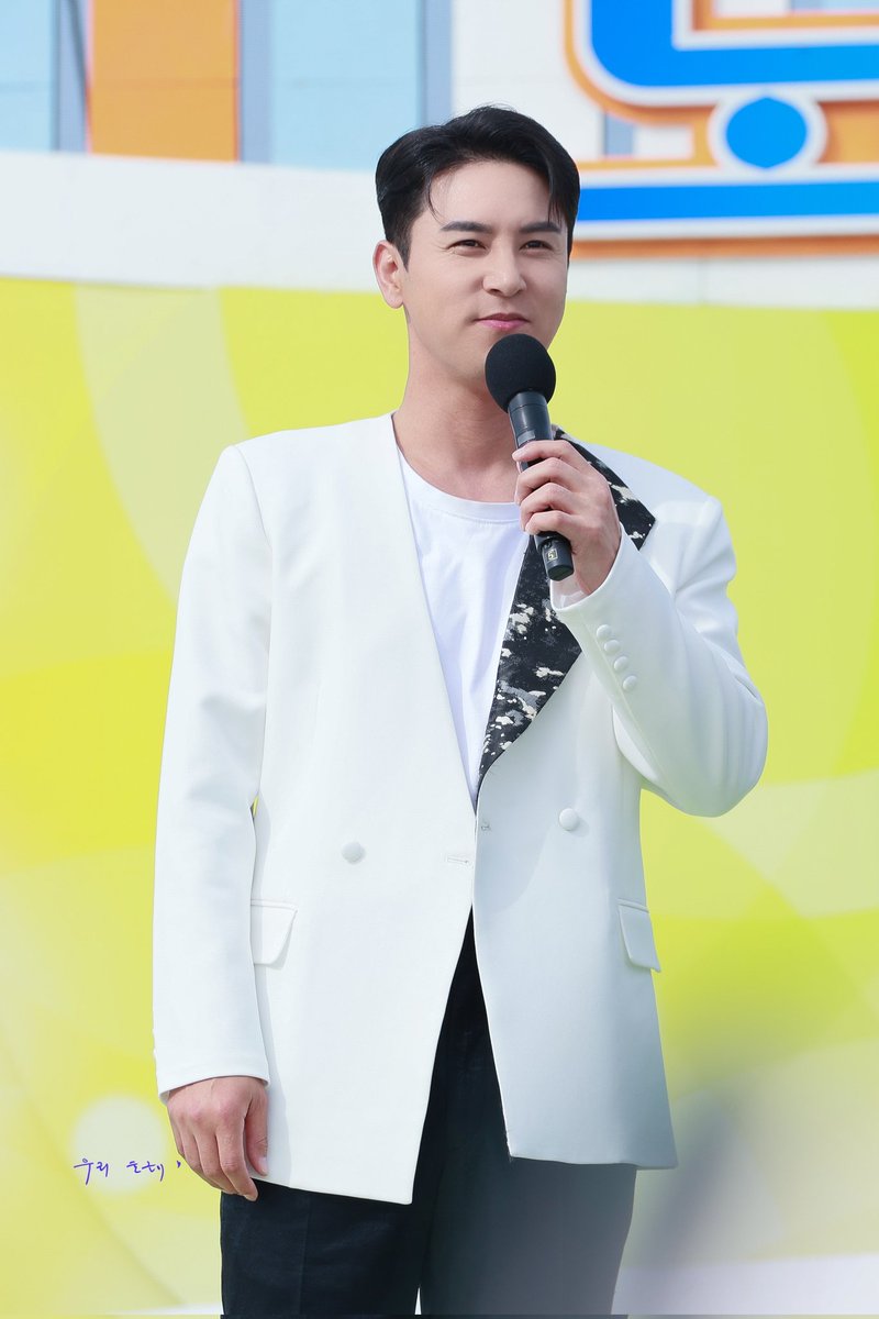 with_7781's tweet photo. 260418 전국노래자랑 부여
#장민호 https://t.co/Nt5ZqkVlo4
