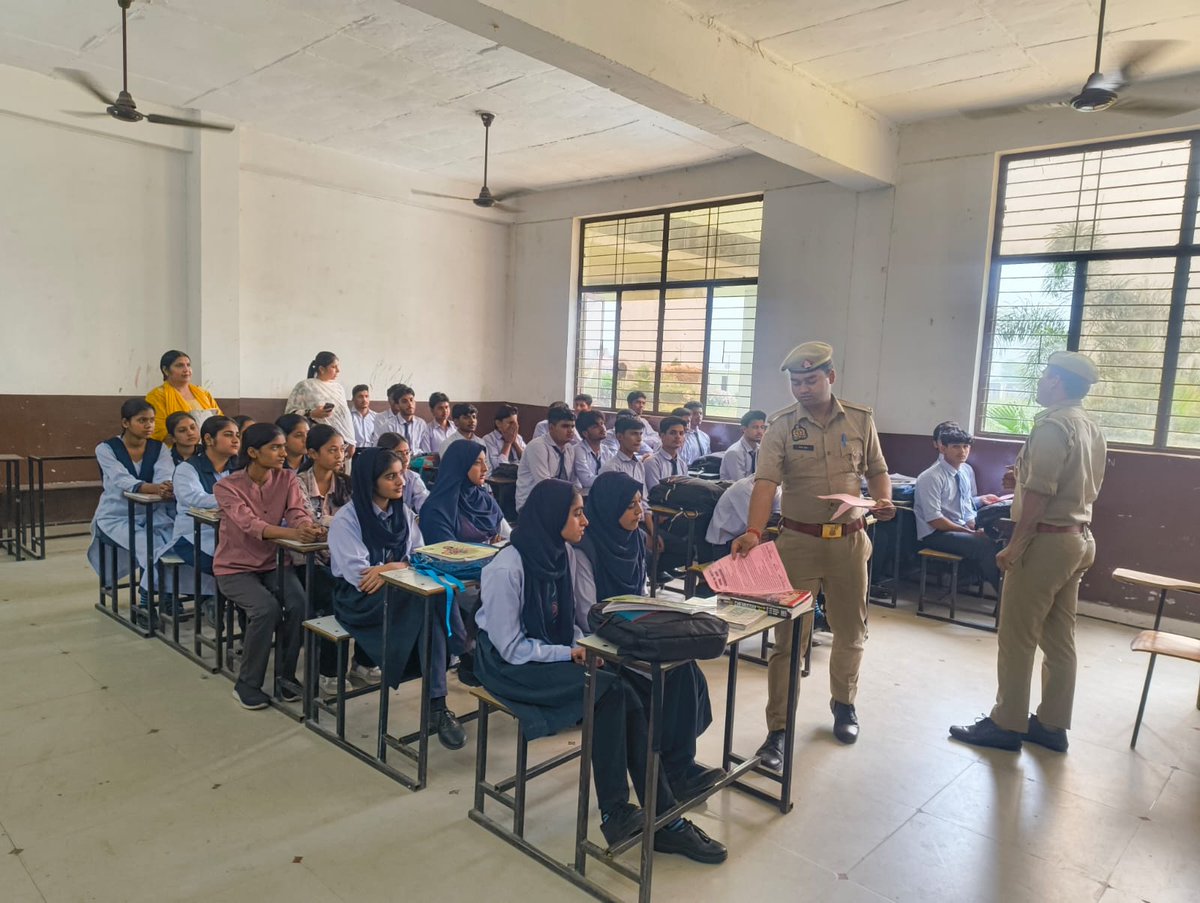 अग्नि सुरक्षा सप्ताह के अंतर्गत सीएफओ महो0 के निर्देशन में स्कूल/कॉलेजों में जाकर आग लगने की स्थिति में बचाव, निकासी व प्राथमिक सुरक्षा उपायों की जानकारी दी गई अध्यापकों व छात्रों को सतर्कता एवं सुरक्षा के प्रति जागरूक किया गया <a href="/fireserviceup/">Fire & Emergency Services Uttar Pradesh Police</a>