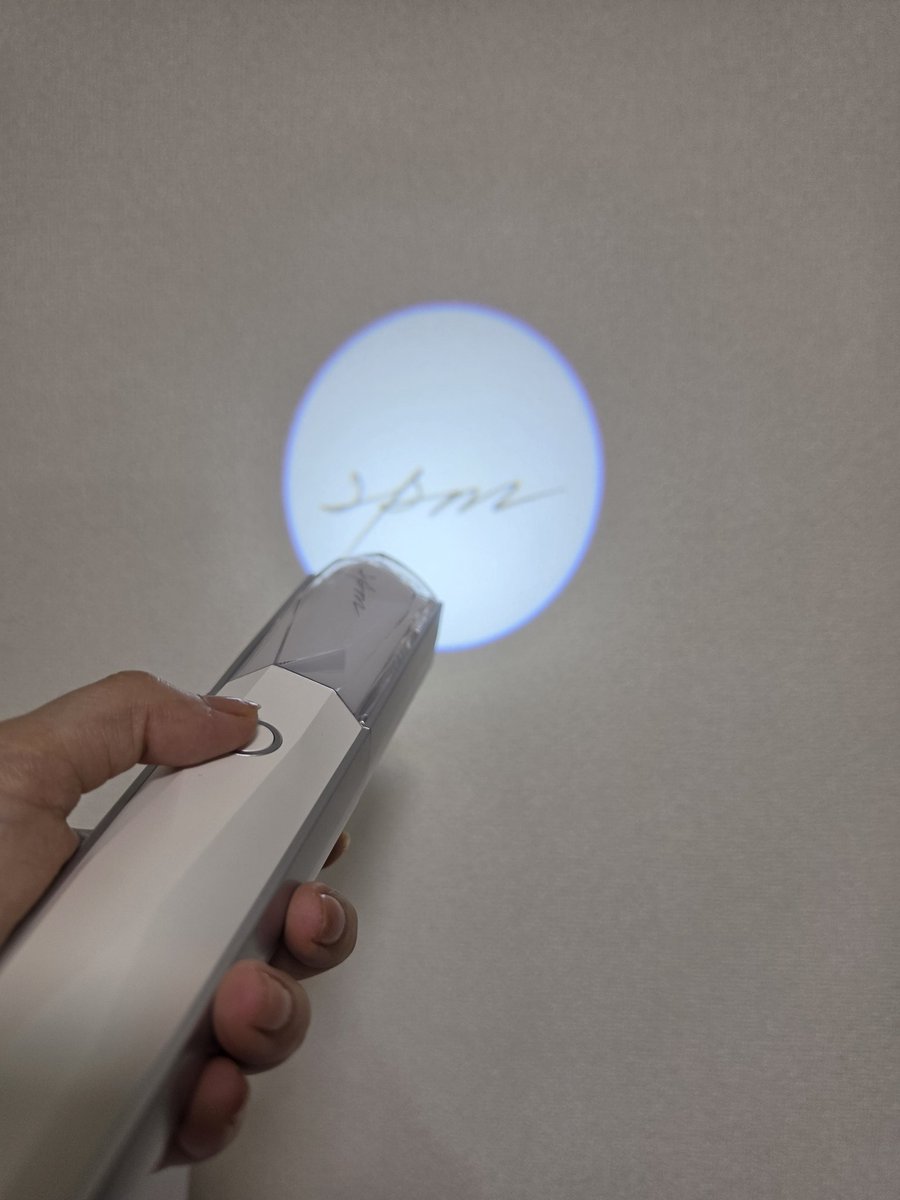 siomikan_happy's tweet photo. 何やら片面がぐらつくと思ったら、マグネットで外れる仕様。そして、これ外れるのね!今後いろいろ付け替えパーツ出るよね～💙楽しみ～😆 https://t.co/89z1HlVRLw