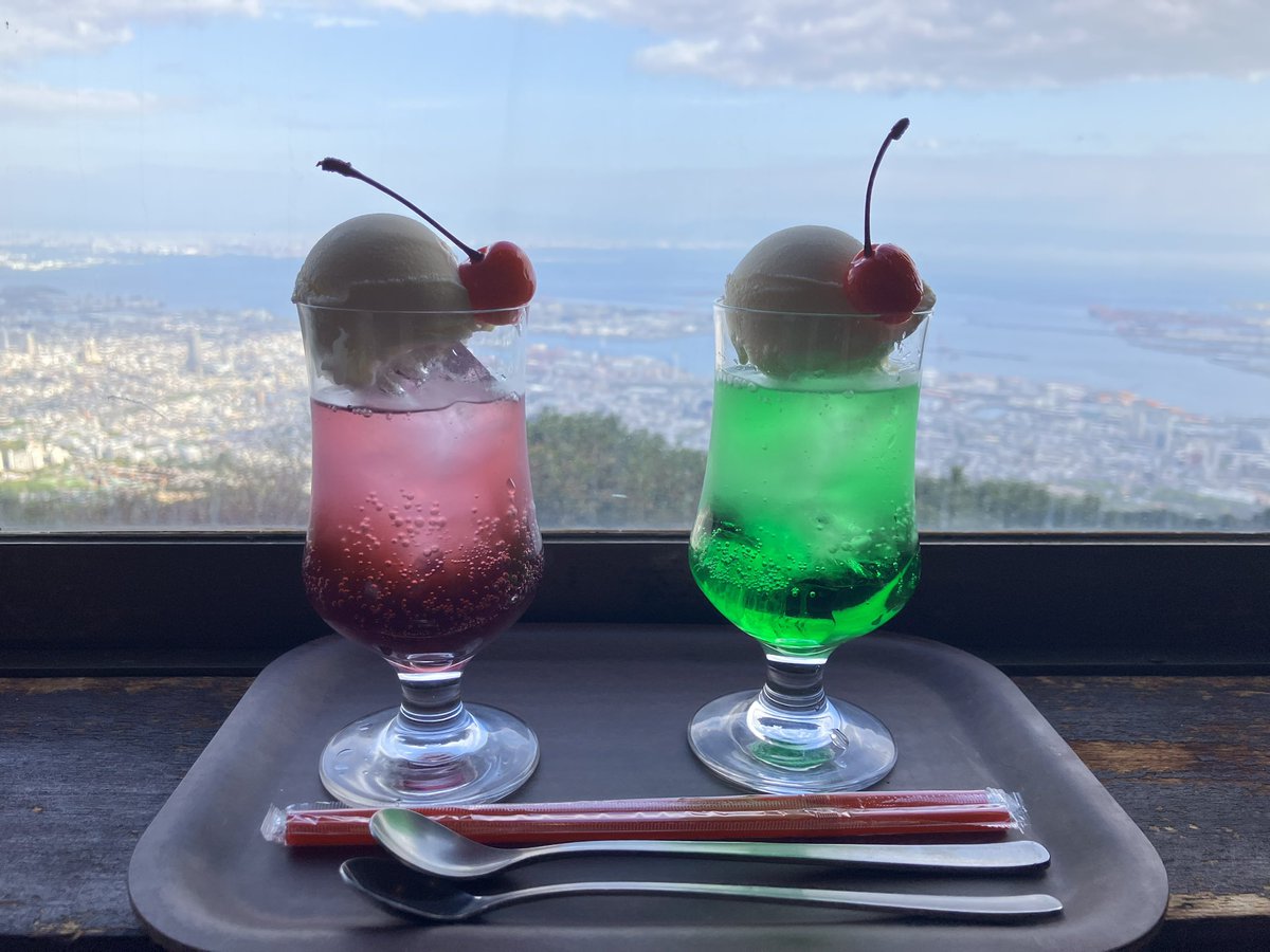 Kohjimatsuda316's tweet photo. 山上のクリームソーダは格別である。
#摩耶山
#CAFE702
#掬星台
#リュックサックマーケット https://t.co/BL5yXn6j7L