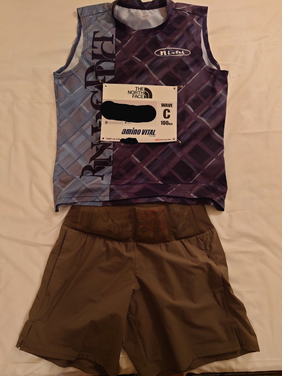 run_NATO's tweet photo. 明日はいよいよ7年ぶり2度目の100kmレース、富士五湖ウルトラマラソン🏃‍➡️
普段ジェル類をほぼ携帯しない自分ですが、今回はビビってアミノサウルスほかジェル×11を装備(笑)
若干透けてますがマルチポケットパンツがパンパン😂
THE NORTH FACEの新作シューズVECTIV Forwardの性能を信じて頑張ります✊ https://t.co/ZKBOWwB439