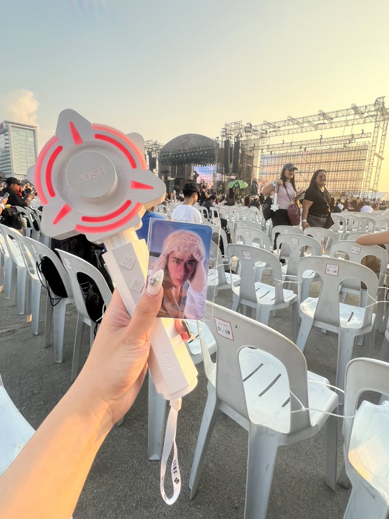 nana_0526_0's tweet photo. 会場到着！！！

ランダムカードはジョシュが出ました😭💗💗💗💗💗 
@SB19Official #SB19
#WakasAtSimula #WaSTheFinale 
#SB19WakasAtSimulaConcert https://t.co/xPWpwzYWuW