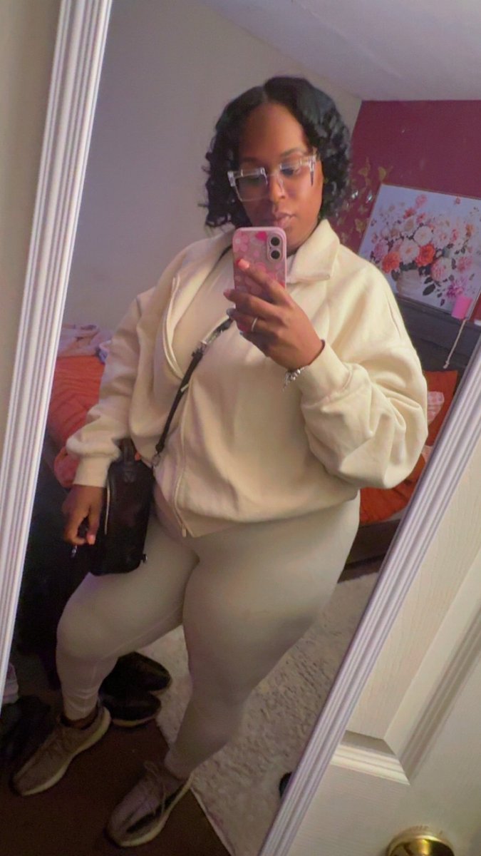 MeChellee_'s tweet photo. 🤭 https://t.co/2wzzNUwRsw