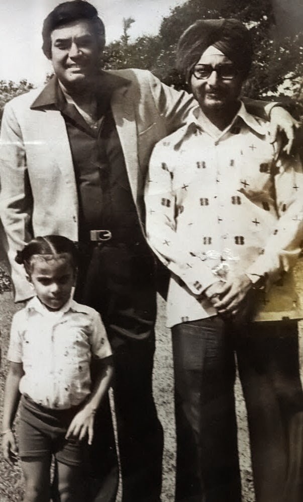 Ye tab ke photo hai , jab Gabbar Singh ne Thakur Saab ke haath nahi Kate the 🤣 

Kidding , it was fun hanging out with Dad when he was on shoots, got a chance to meet the Bollywood icon Sanjeev Kumaar ji.