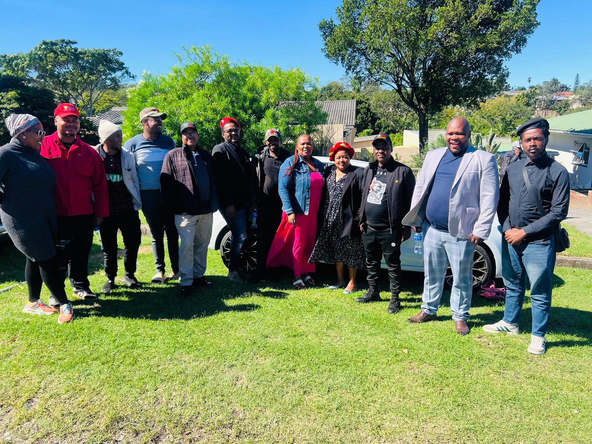 EFFEASTERNCAPE_'s tweet photo. ♦️In Pictures♦️

The EFF leadership visited the family of Fighter Loyiso Mangisa to convey our condolences for the loss of their son. Fighter Lloyd as he was affectionately known amongst fighters was a pillar of the EFF in this province. 

We have suffered a great loss. Lala ngo xolo, Mthembu.