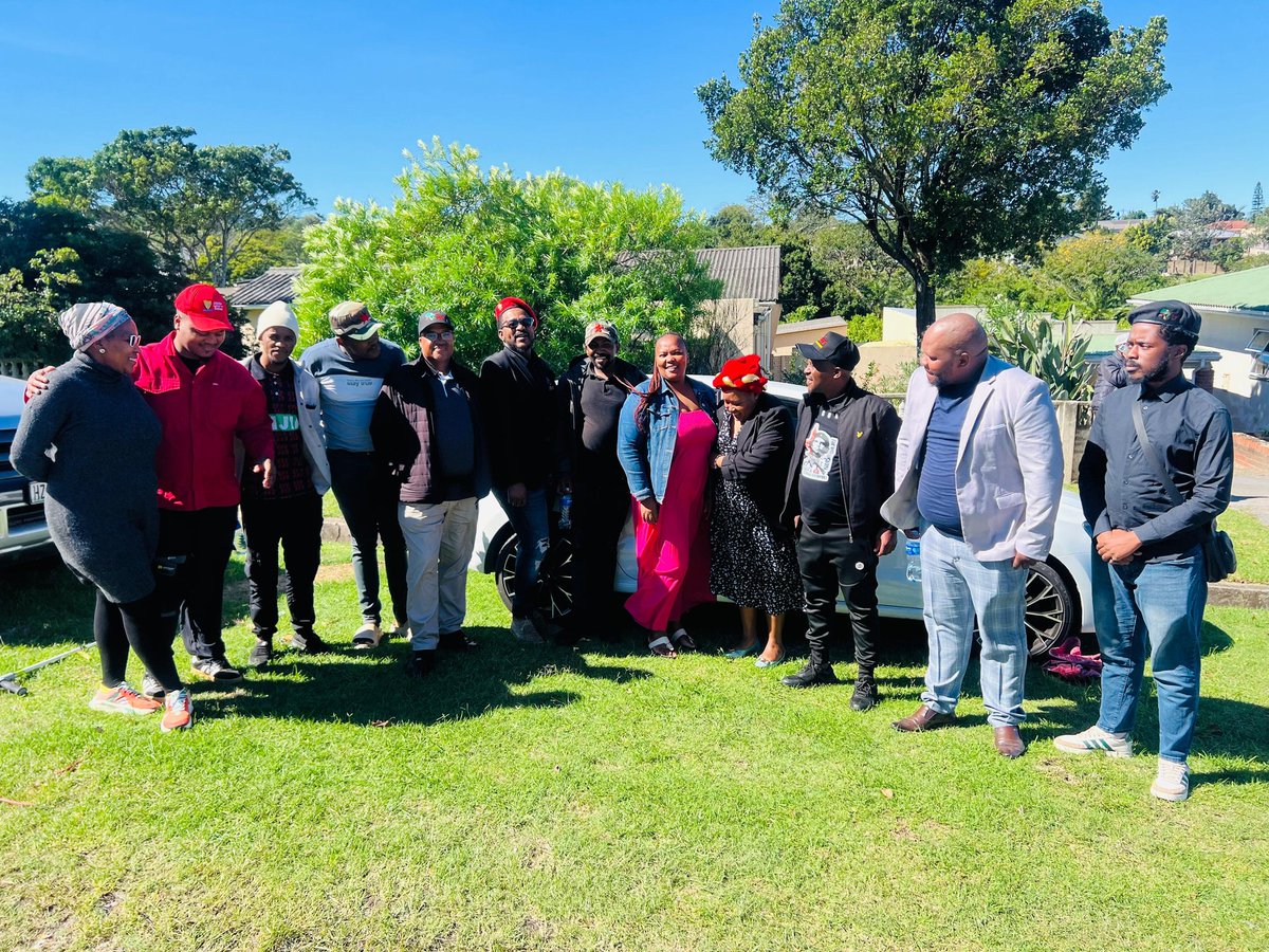 EFFEASTERNCAPE_'s tweet photo. ♦️In Pictures♦️

The EFF leadership visited the family of Fighter Loyiso Mangisa to convey our condolences for the loss of their son. Fighter Lloyd as he was affectionately known amongst fighters was a pillar of the EFF in this province. 

We have suffered a great loss. Lala ngo xolo, Mthembu.