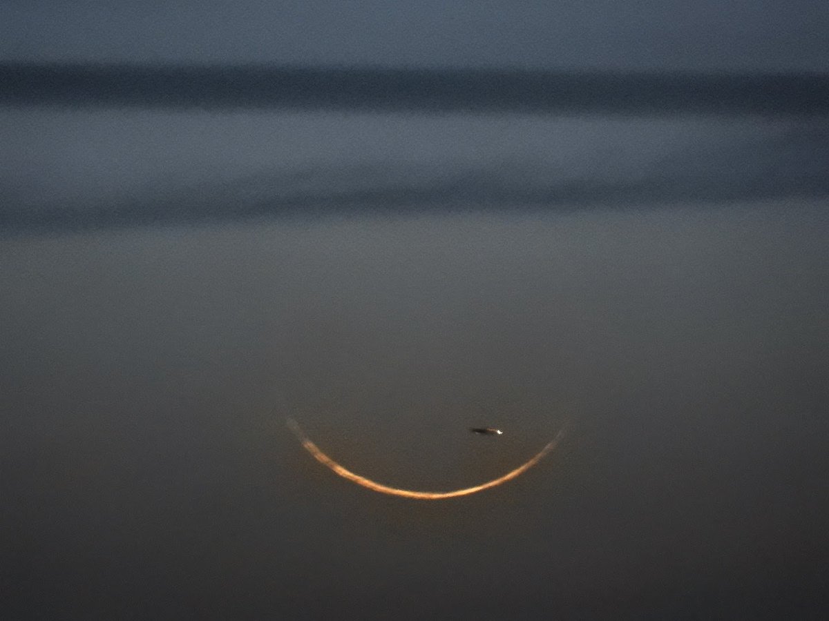 ZLytINuXTf65175's tweet image. 4月18日19時頃
月齢約0.9
電線は仕方がない
飛行機は偶然
#moon 
#Luna 
#月