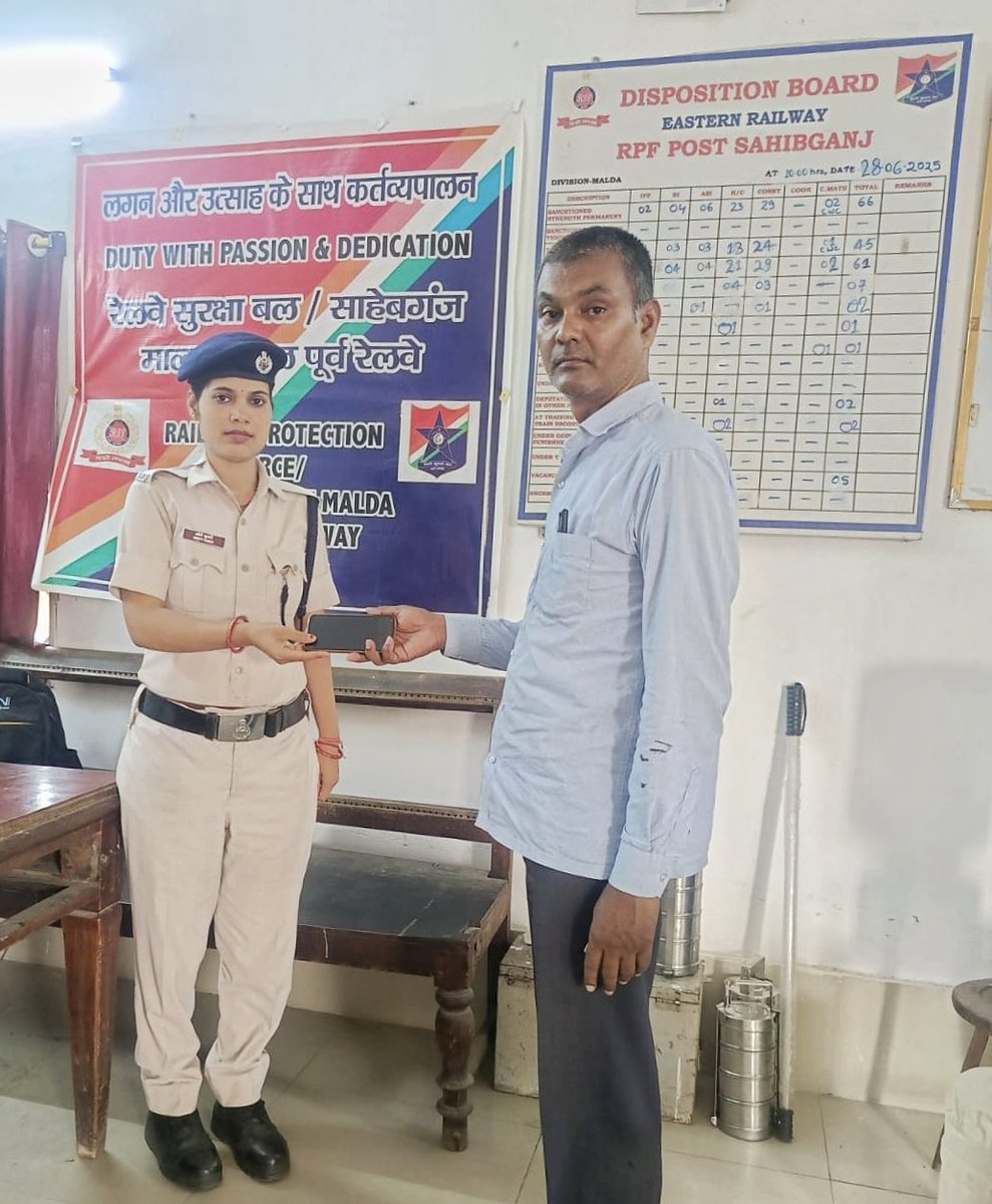 drmmalda's tweet image. Passenger Assistance | RPF/Post/Sahibganj restored a lost mobile phone to its rightful owner after due verification through coordinated efforts with RPF Cyber Cell, reaffirming commitment to passenger service.
#PassengerAssistance #RPF #MaldaDivision #RailMadad #PassengerService