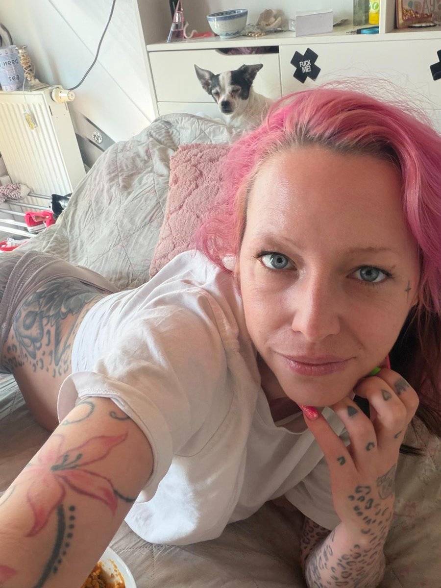 BonnyExklusiv's tweet image. Was sich mein Wautzi da wohl gerade denkt. Alter die muss doch nicht schon wieder ihren Arsch in die Kamera halten. *gg*  Egal....

Kussi @BonnyExklusiv 

#habteinenschoenensonntag #chillen #wochenende #summertime #getup #grwm #aufstehen #tattooedwoman #germangirl #startindentag