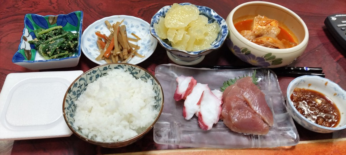 実家なう。｢スーパーの刺身が安かった｣との事。
千葉の伯母(父の妹)が親父の線香あげに来てくれた。
オフクロと二人で｢犯人、何か供述した？｣｢ホント許せない💢！｣で持ちきりw
#オフクロ飯 #飯テロ
#少し寂しいリア充アピール