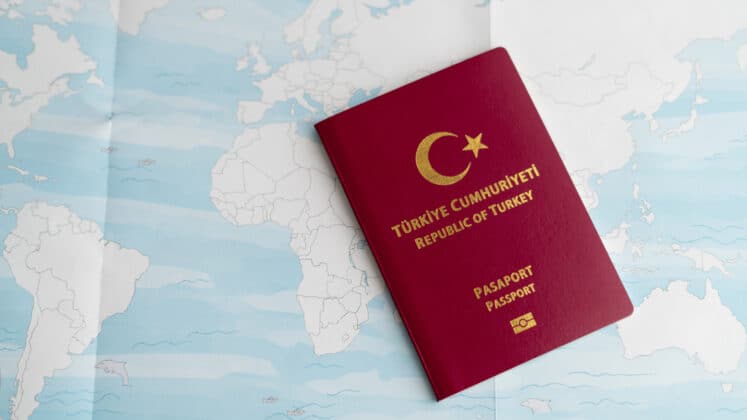 10 yıllık pasaportun ücreti:
 14.761 TL.
Ve dünyanın en pahalı pasaportu!

 Maliyeti taş patlasa 500 TL'yi geçmez!

500 TL'lik pasaportu vatandaşa 30 kat kâr koyarak satanlar ve dünyanın en pahalı pasaportunu vatandaşlarına reva görenler, piyasada FAHİŞ FİYAT DENETİMİ YAPIYOR!