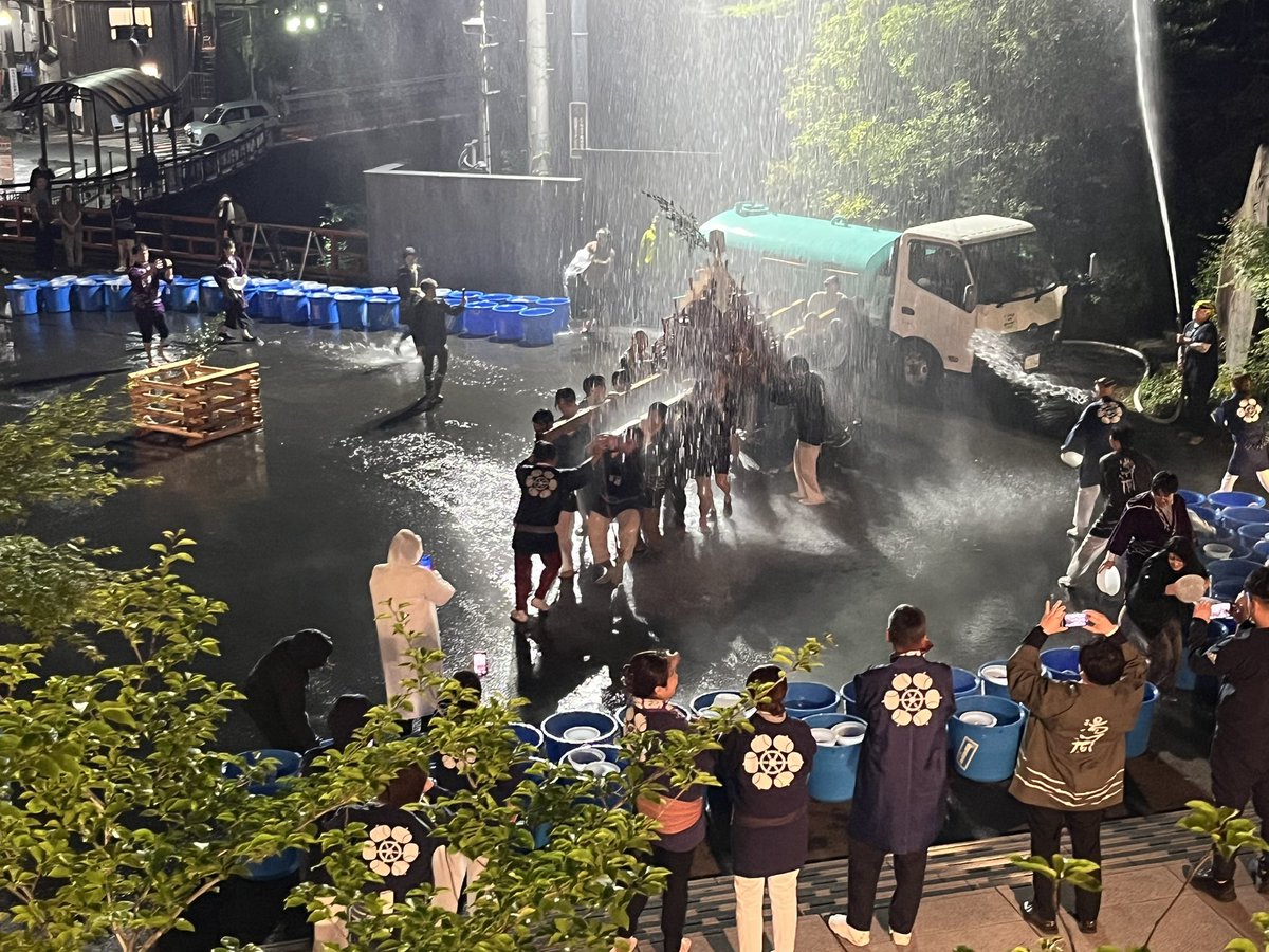 今夜は湯河原♨️湯かけ祭り初のプレイベント！
昼間にどこかの大学生が大型バスでたくさん来てたのでその子達のためのイベントっぽいですが湯河原町がやってみたことに感激😭