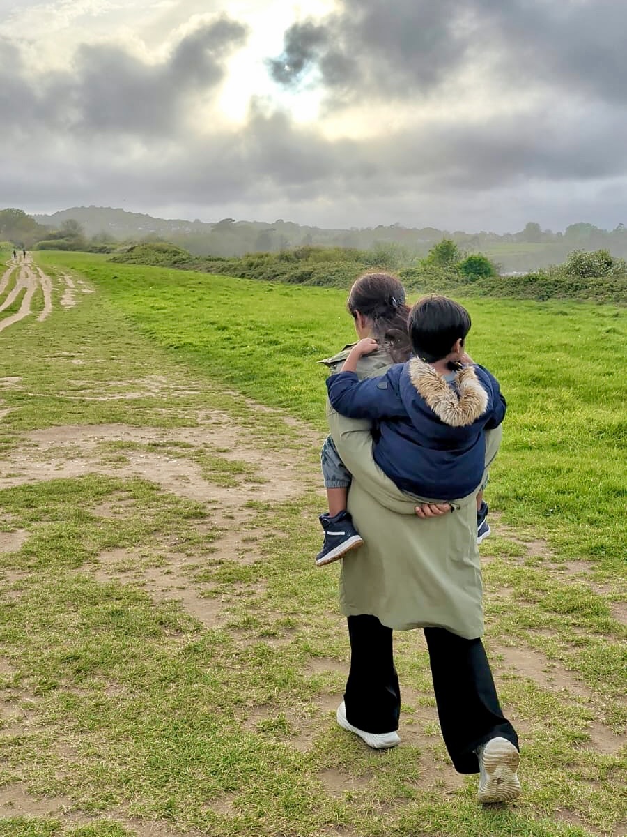 sala_siah332's tweet photo. The Queen of Melody in her finest element: as a loving mother and wife. Family bliss is the sweetest harmony of all. Happy holidays, Shreya ma'am ❤️👨👩👦🧿 @shreyaghoshal @shiladitya #devyaan https://t.co/T3jhKORbMD