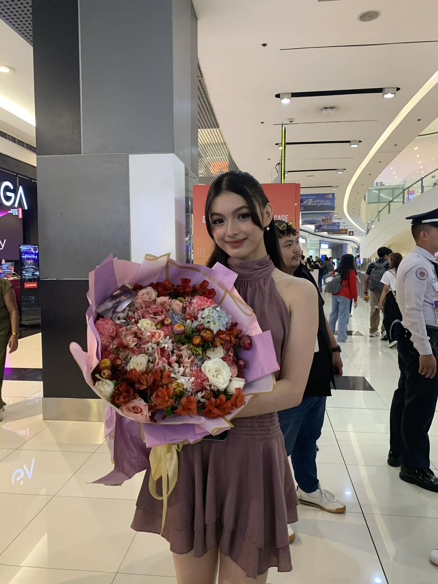 WayngelsOFC's tweet photo. Thank you @tecnomobile @Tecnomobileph for today! 

Wayngels, thank you for supporting our Waynona as one day store manager! See you all soon again! 🪽 

#waynonacollings https://t.co/8N3a8K9bWq