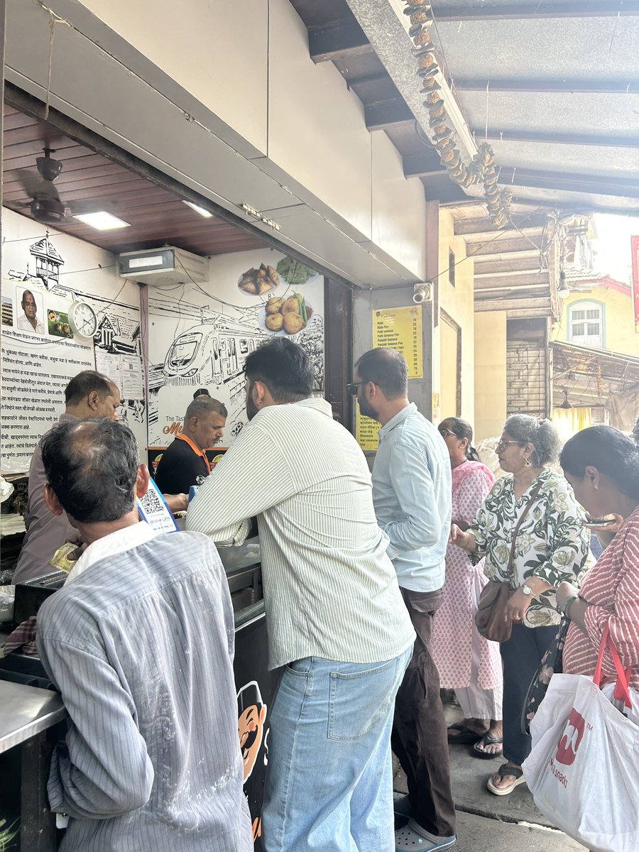 takiyori0608's tweet image. ムンバイのストリートフードVada Pavをついに食べた🇮🇳！何回かムンバイに来てるのにこれが初🙌
揚げたじゃがいものパンに挟んだ、「インド版ポテトコロッケサンド」的な感じのものです🥔美味しい🥰
お値段は22ルピー（40円弱）
#ムンバイ